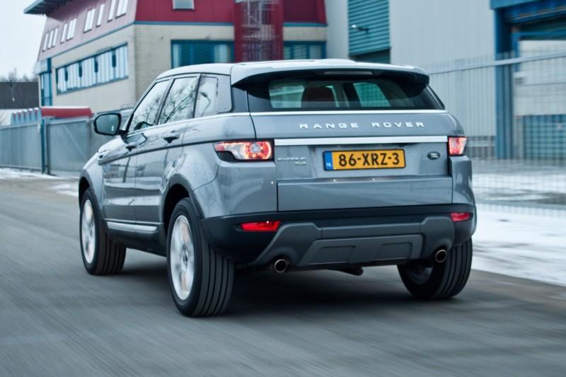 Krachtig op en naast de weg Door het modieuze uiterlijk en het luxe interieur zou je bijna vergeten dat de Evoque een echte Range Rover is. Het is dus niet louter schone schijn.