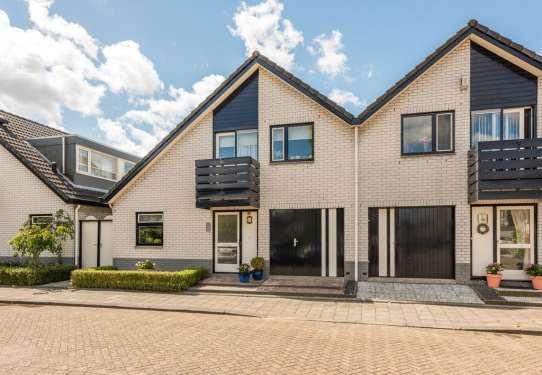 Ambacht, deze goed onderhouden en sfeervolle half-vrijstaande woning met een serre, 4 slaapkamers op de verdieping en een