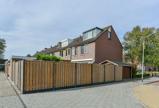 Een woning met volop mogelijkheden In het hart van het dorp Zevenhoven is deze hoekwoning op een perceel van maar liefst 223 m2 gelegen.