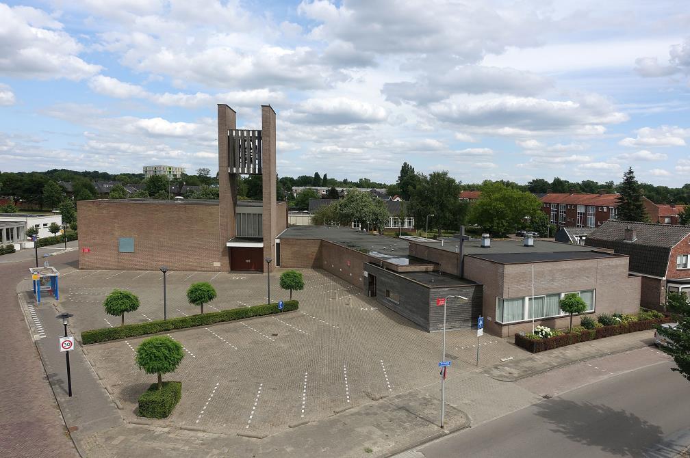 OBJECT Algemeen Te koop een maatschappelijk gebouw met onderliggende grond en ruim parkeerterrein, thans in gebruik als kerk gelegen in de wijk Berflo Es aan het Berfloplein