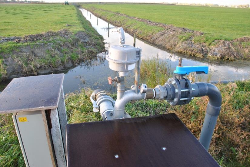 Figuur 3.7 Pomp voor drip-irrigatie. 3.6 Meetopstelling De drie proefvakken zijn ingericht met een meetopstelling waarbij de fysieke effecten op de bodem- en waterhuishouding continu worden gemonitord.