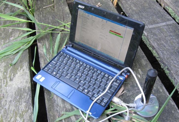 Deze divers meten met een bepaalde ingestelde frequentie en slaan dit op. Met behulp van een kabel en laptop kunnen de divers in het veld worden uitgelezen (figuur 3).