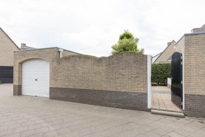 Naast de woning is een speelplek gerealiseerd.