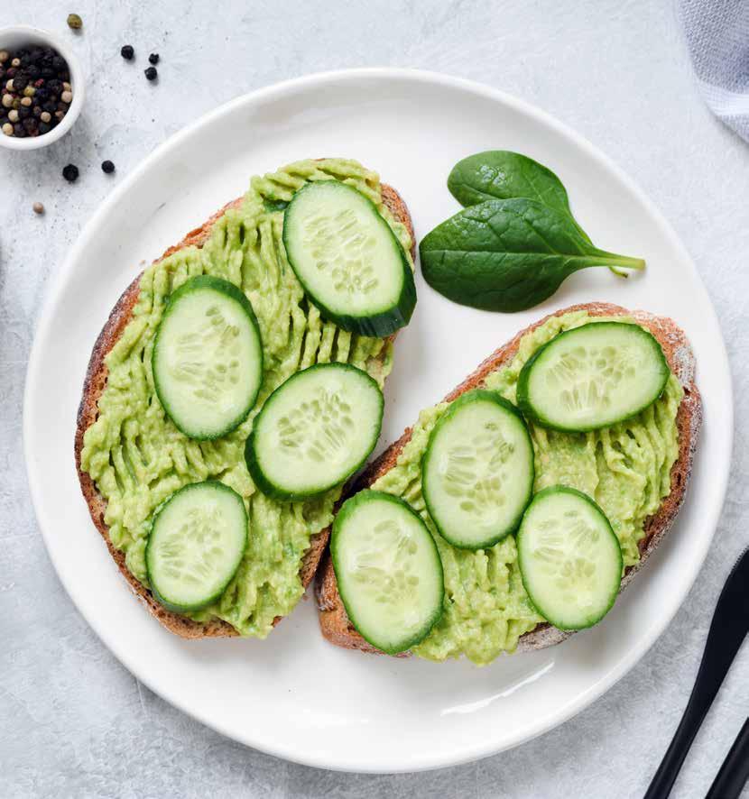 Geroosterd brood met verse geitenkaas-avocadosalade met komkommer bereidingstijd: 15 minuten Rooster de sneetjes