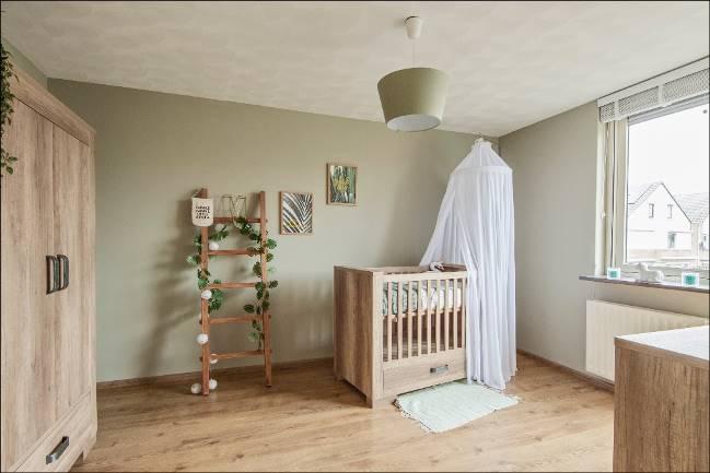 De 2 de slaapkamer is eveneens ruim van afmeting en thans in gebruik als babykamer.