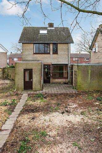 Slaapkamers Slaapkamer 1 bevindt zich aan de voorzijde van de woning en beschikt over een radiator en een vaste wastafel. Het plafond is voorzien van gips. De wanden zijn afgewerkt met behang.