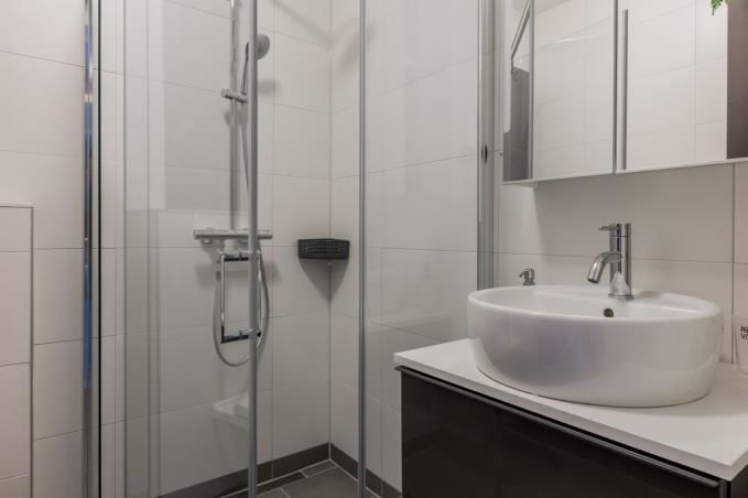 De badkamer is voorzien van: een douche voorzien van een rvs