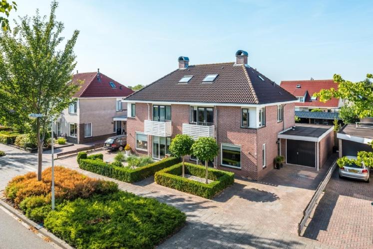 Joure Helmhout 93 Vraagprijs: Aanvaarding: direct 335.000, k.k. In de gemoedelijke woonwijk Skipsleat staat deze bijzonder ruime 2onder1kap woning met aangebouwde garage.