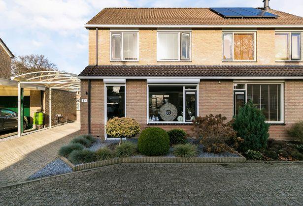 Half open keuken met natuurstenen aanrechtblad, 5 pits gaskookplaat, combi-oven, afzuigkap en vaatwasser. Vanuit de keuken heeft men toegang tot de vrij gelegen tuin.