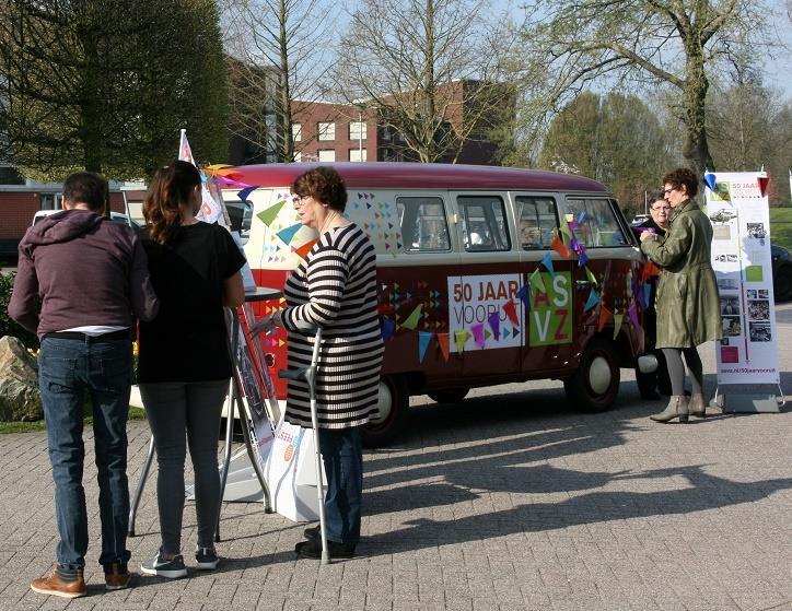 foto: Johan Groenemeijer Alle woningen hebben een eigen feestpakket gekregen om zelf de slingers op te hangen.