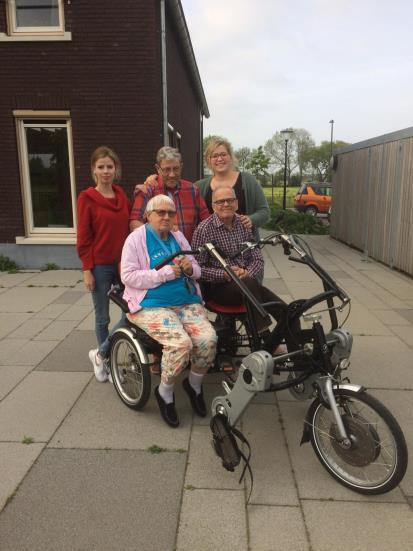 Bewoners Laagdalemseweg met de elektrische duo-fiets Huifbedpaarden voor Boldermanege De
