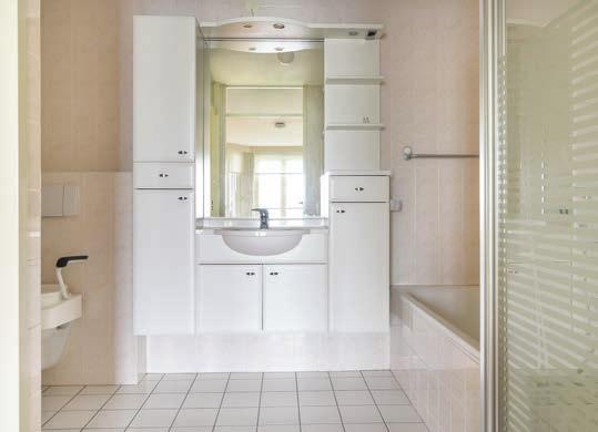 De badkamer beschikt over een heerlijk ligbad, aparte doucheruimte, tweede toilet en een groot wastafelmeubel met opbergruimte en spiegel.