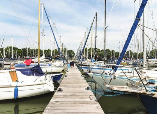 Het appartement ligt nabij de De Grashaven. Dit is een particuliere haven met zevenhonderd ligplaatsen en een eigen havendienst.