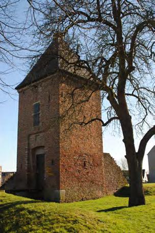 De burcht, die in omgracht terrein lag, had oorspronkelijk twee torens. De nog aanwezige toren heeft dienst gedaan als poorttoren en is het enige overblijfsel van het eens zo statige kasteel.