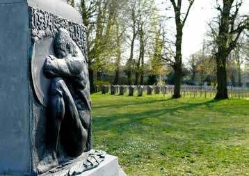 2 Monument voor alle Gentse doden Eer aan verloren strijdmakkers ligging: plein c Een vrouw op een sokkel draagt een soldatenhelm