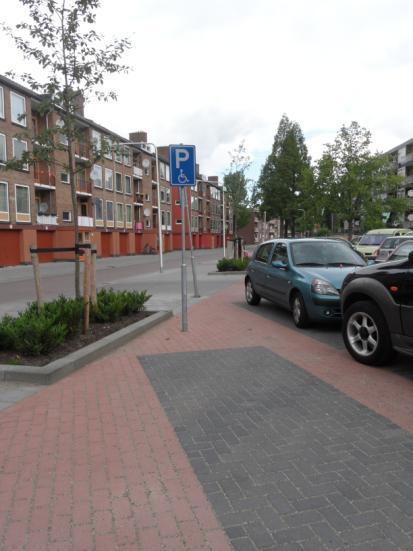3. Het onderzoek 3.1. Bereikbaarheid Gehandicaptenparkeerplaats Op het parkeerterrein zijn twee gehandicaptenparkeerplaatsen binnen 50 m van de ingang, een afstand die voldoet aan de eis.