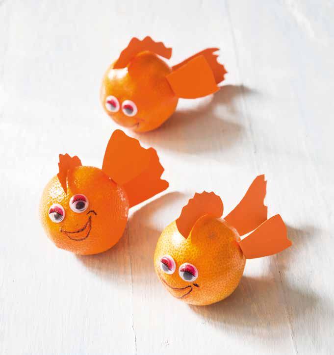 TRAKTEREN: WAAR IS NEMO? 25 kcal per stuk 4 vellen oranje karton 30 paar knutseloogjes 30 mandarijnen lijm watervaste stift 1.