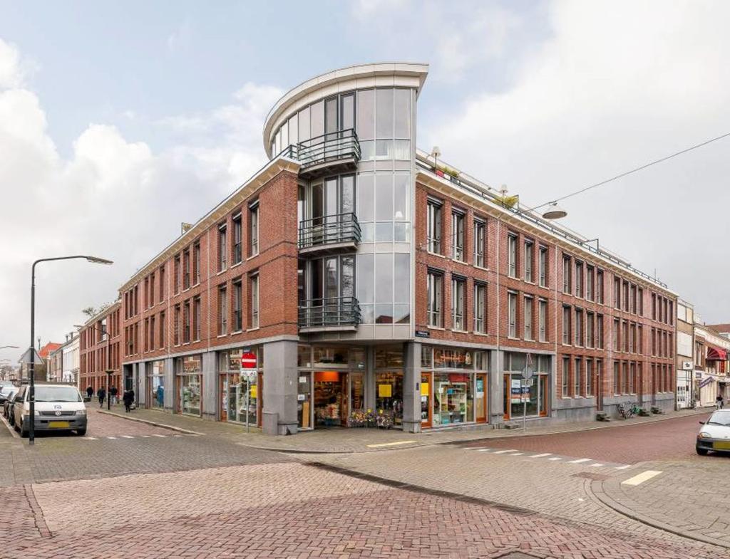 Vrieseweg 8 t/m 12 te Dordrecht ca. 438m² winkelruimte op de begane grond.