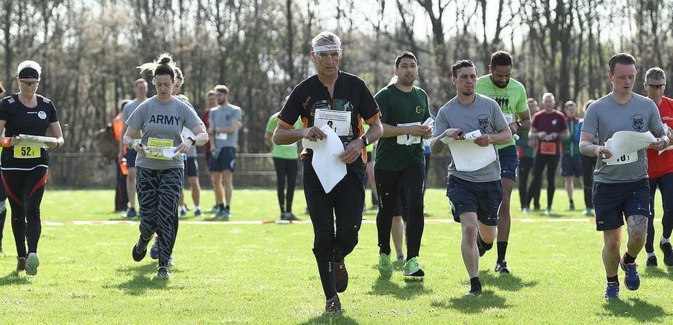 Ook dit kan leiden tot diskwalificatie! Een team bestaat uit 3 deelnemers en zij zijn zelf verantwoordelijk voor het op tijd wisselen en het overhandigen van de juiste kaart.