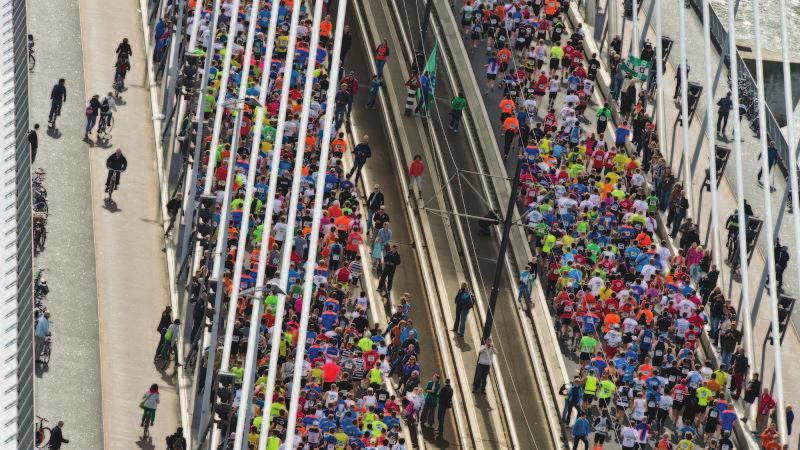 Man loopt per ongeluk marathon Rotterdam Een amateur-hardloper heeft zondag in Rotterdam heel wat verder gelopen dan hij van plan was.