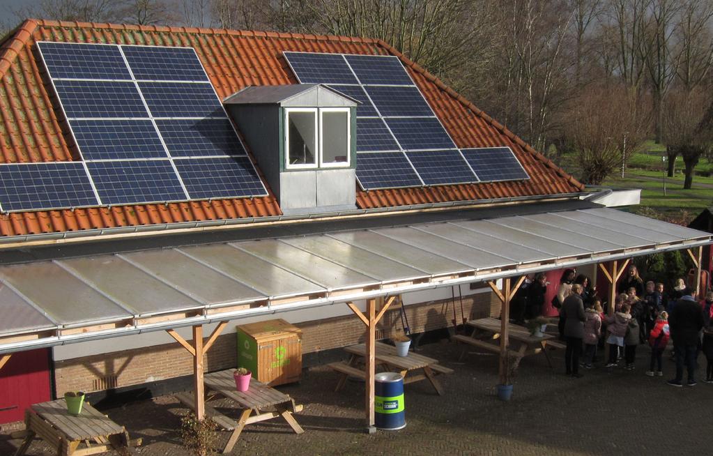 10.000 kwh wekten alle recentelijk geplaatste zonnepanelen van de stadsboerderij op, waarmee ze (bijna) in de huidige electriciteitsbehoefte van de boerderij voorzien.