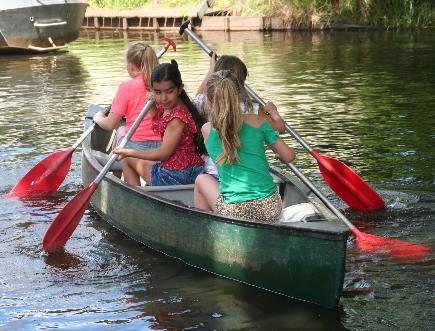 Kano varen Groep 6 heeft heerlijk kano gevaren bij het Mölke. Hieronder een verslag. Kanoën met groep 6 Het was 1 juli 2019 en we gingen kanoën. Je kon met 4 mensen in 1 kano.