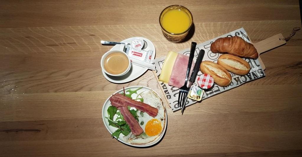 Ontbijt 5,95 Croissants Broodje Kaas Ham Confituur