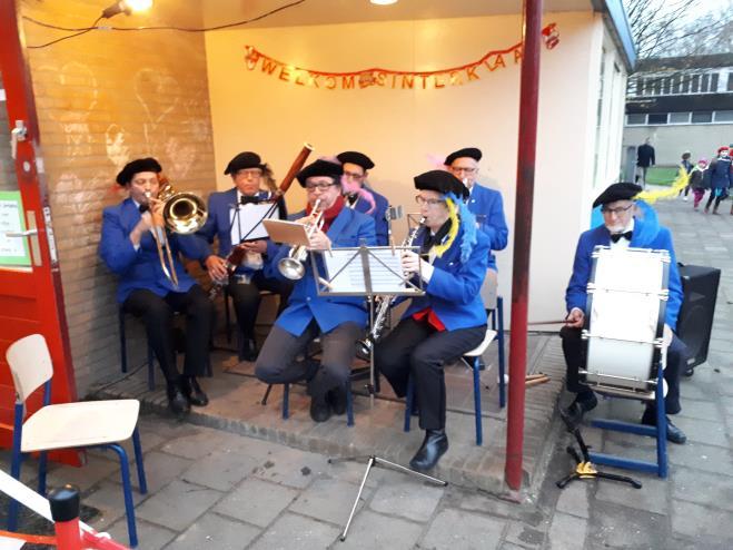 Sinterklaasfeest Afgelopen woensdag hebben we, op de locatie Vita Vera, een prachtig Sinterklaasfeest gevierd. Met een Sinterklaas die een kijkje had genomen op de bouwplaats van onze nieuwe school.