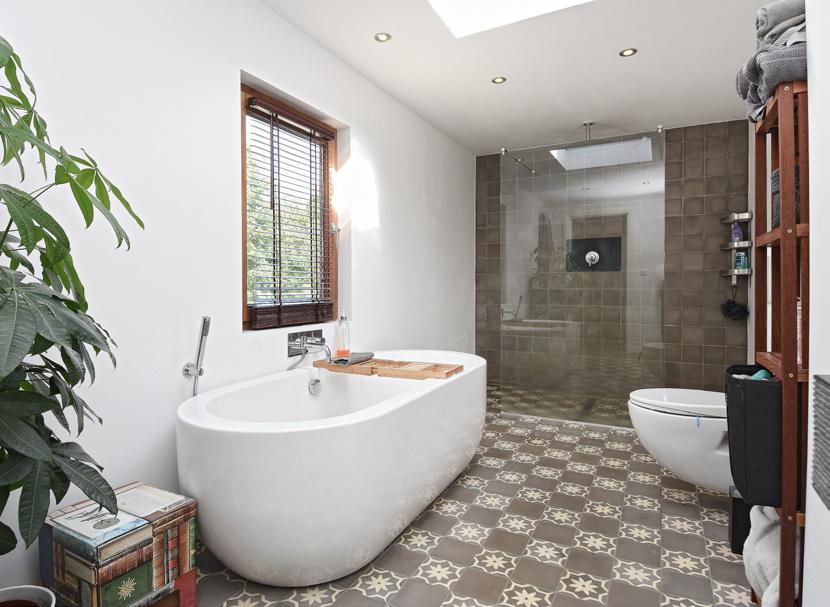 Badkamer Luxe moderne badkamer (2012) met een grote inloopdouche met