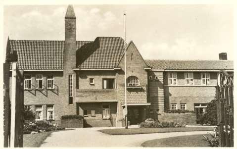 Rust- en vakantieoord Sint-Antonius aan de Bosscheweg werd later verpleeghuis Lindenlust Dokter Hoek was in zijn tijd de enige huisarts in Boxtel.