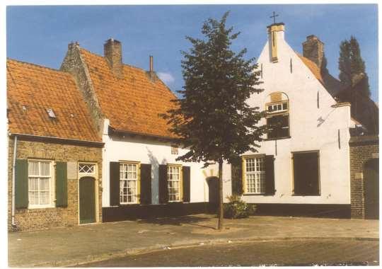 Rechts op de foto het gasthuis voor 16 schaemele vrouwen dat Magdalena van der Stappen in 1646 liet bouwen.