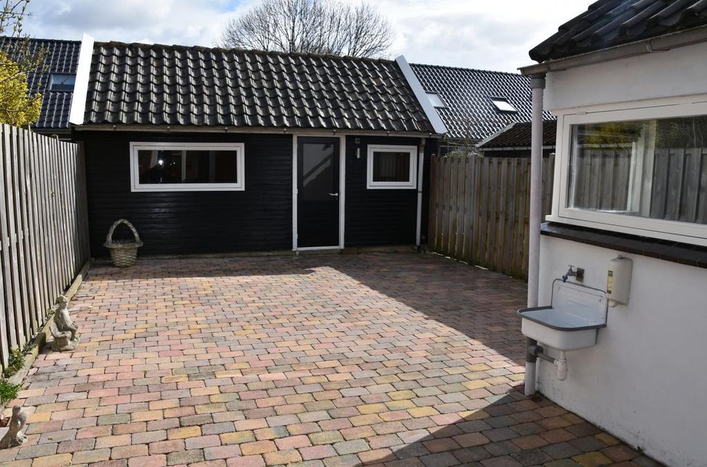 Ligging en indeling Begane grond Entree met toilet, trapopgang en trapkast die tevens als meterkast dient. Ruime woonkamer van 5,45 x 3,74 met veel licht en een schuifpui naar de tuin.