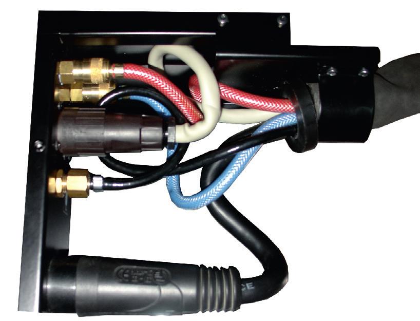 Verbind de aanvoer- en retourleidingen van de koelvloeistof in de kabelbundel met de aansluiting voor de koelvloeistof in de draadkoffer. 9.