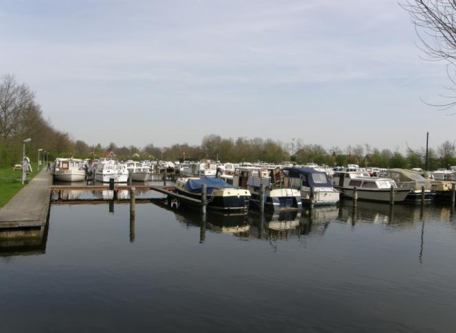 Boten in Jachthaven de Rijd in Nieuwe Niedorp. De Barkas 1000 MK op de foto rechts heeft een opbouwhoogte ( kruiphoogte ) van 2,40 meter.