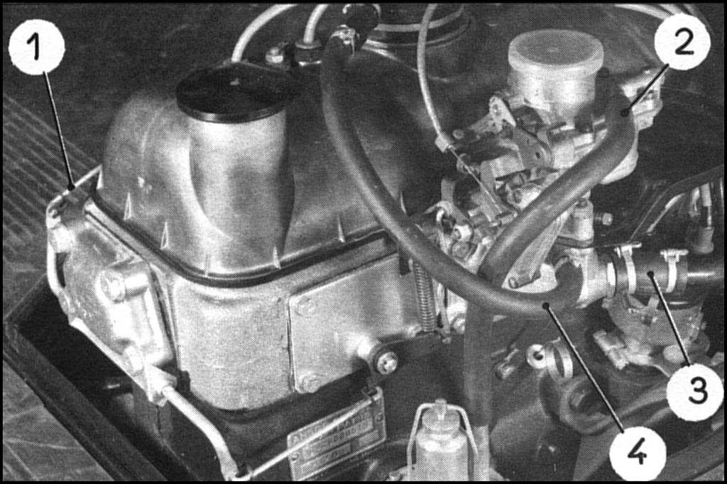 HANDELING Nr. H78.112-1: Vervanging van een cilinderkop. 1 VERVANGING VAN EEN CILINDERKOP UITBOUWEN. 1. Tap de radiateur af, verwijder vervolgens de motorkap en laat het cilinderblok leeglopen via de aftapplug.