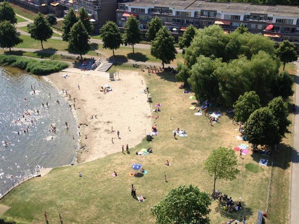 Het is een omheind terrein met opgebracht zand en een golvend grasveld met een