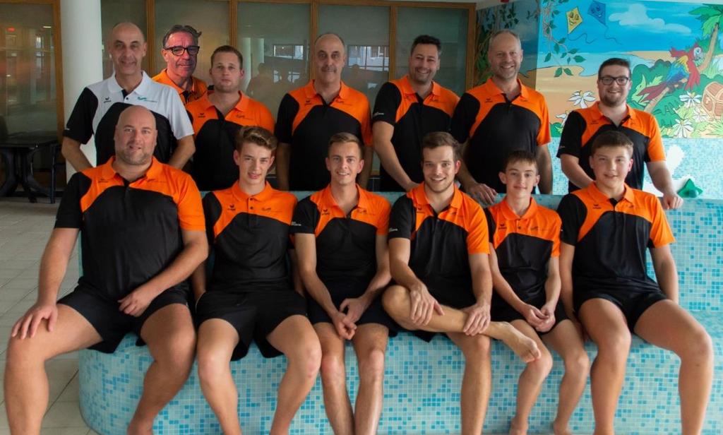 HEREN 2 KAMPIOEN!!! Het vriendenteam, dat tijdens dit seizoen is aangevuld met veel jeugdspelers, heeft tot nu toe 1x gelijk gespeeld en de rest van zijn wedstrijden gewonnen.