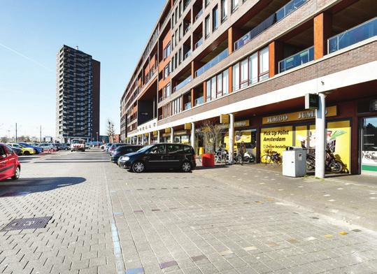 winkelstraat, met o.a. een supermarkt en een veelvoud aan diverse winkels.