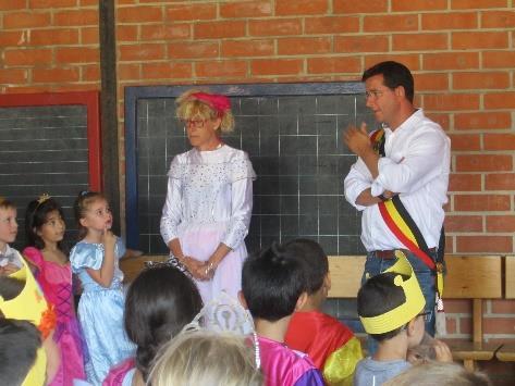 Feest in kleuterschool Pagadder De 5-jarige kleuters en hun ouders werden verwend met een heus letterfeest.