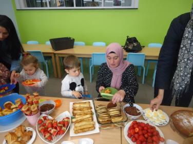 Natuurlijk werden de mama s eerst hartelijk begroet alvorens samen met hun een lekker bord te