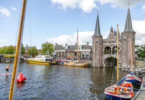 Een bloeiperiode die ongeveer tot 1550 duurde. In 1492 begon de stad met de aanleg van een stadsgracht en een stadsmuur. Sneek was daarmee de enige ommuurde stad in Friesland.