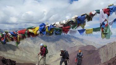 INFORMATIEDOCUMENT STOK KANGRI EXPEDITIE Stok Kangri is met 6153 meter boven zeeniveau de hoogste berg van de Stok bergketen in de Indiase regio Ladakh en is onderdeel van het Himalaya gebergte.