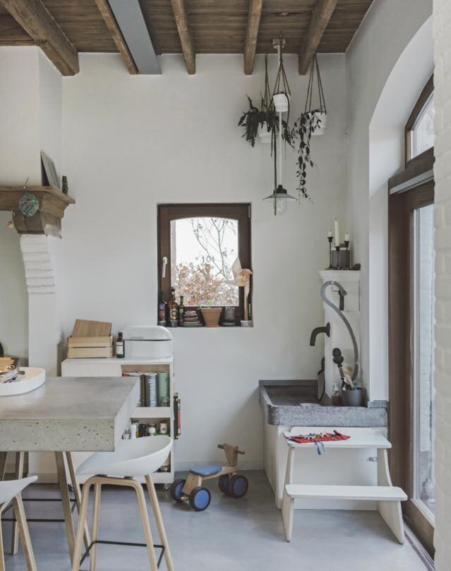 Ieder heeft zijn eigen huis in dit oude kasteeldomein. Sophie en Joeri wonen in een oude koeienstal. In het kasteel bevinden zich de gemeenschappelijke ruimtes.