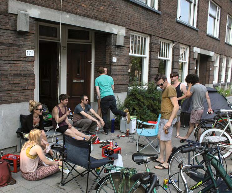 Blijdorp (Rotterdam) bij mensen die niks voor hun huis hadden waardoor voorbijgangers heel dicht langs het raam liepen.