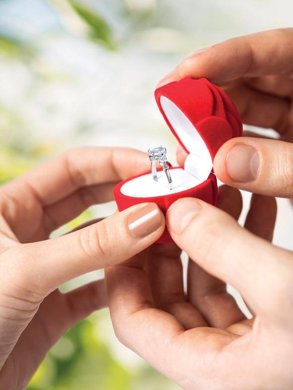 4 Bij een kerkelijk huwelijk vindt het uitwisselen van de trouw ringen meestal in de kerk plaats.