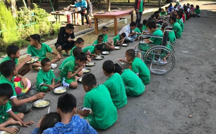 Peduli Anak zorgt voor arme, kwetsbare kinderen op Lombok, die soms wees zijn of op straat rondzwerven, juist voor deze kinderen is het noodzakelijk dat ze weer een plek krijgen waar ze naar school