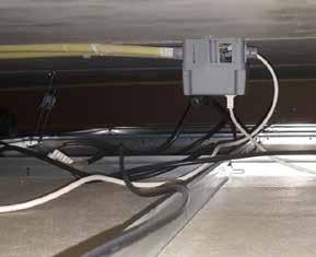 Nabij hanglamp spreekkamer ligt kroonsteen 230V los op plafond én van de kabeldoos