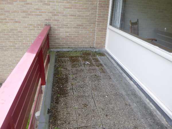 Balkon Sterk vervuild. Door vervuiling en slechte afwatering kan de balkonvloer glad worden. Advies om het balkon regelmatig te reinigen.