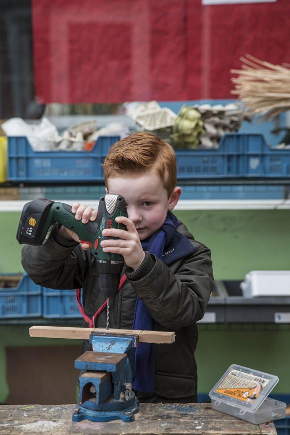 Voor de montessoriopvoeding van nul- tot driejarigen is er sinds kort ook in Nederland een AMIopleiding, aan de Haagse Hogeschool. Deze duurt een dik jaar en kost bijna 8000 euro.