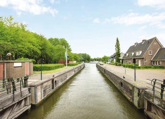 In Weesp zijn verschillende winkels te vinden en een NS-station (vanwaar Amsterdam